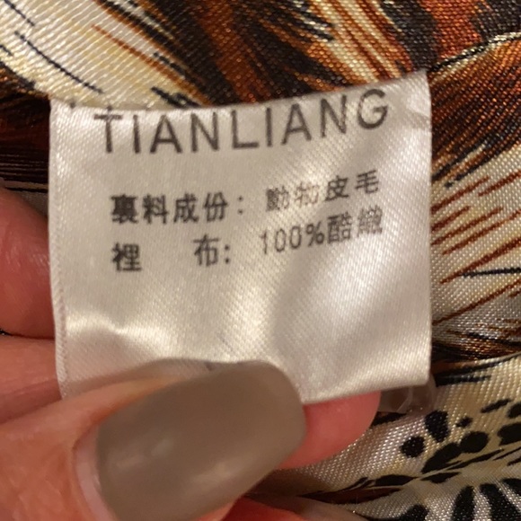 Fur coat sleeveless, hooded , bottom zips off - Picture 6 of 6